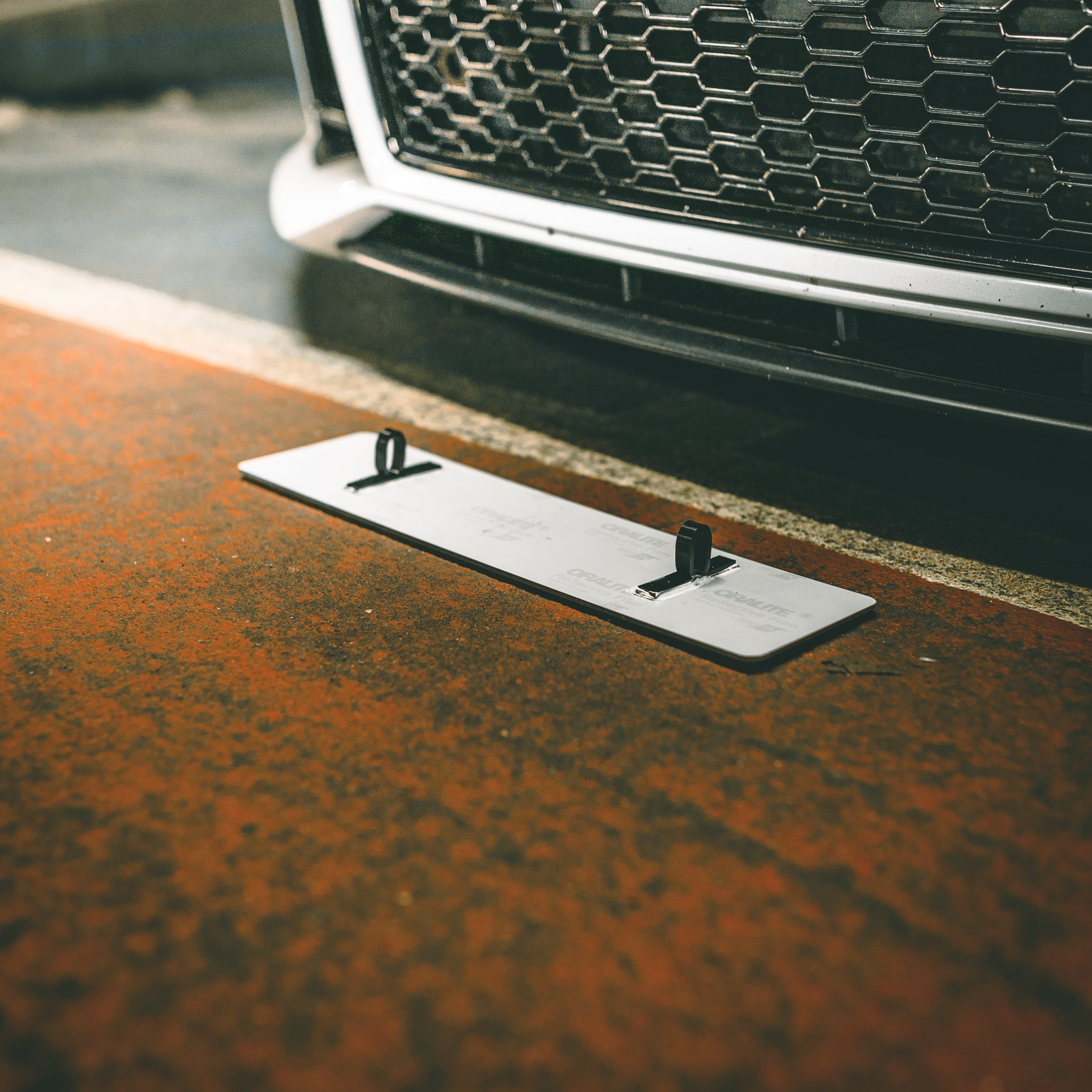 Honeycomb grill plate holders